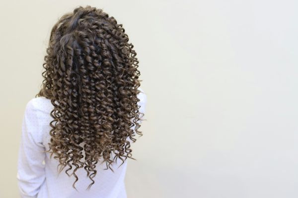 5 astuces pour intégrer des boucles à clip à votre look